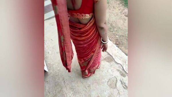 Devar Bhabhi - Village Wife Showing Outdoor - desi-porntube.com on pornogates.com