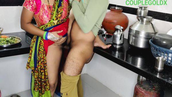 Big Naturals - Kitchen Mehath Bathane Ai Uski Sas Ko Ap Jao Tv Dekho - desi-porntube.com on pornogates.com