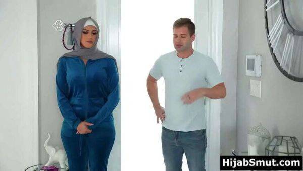 Innocent Muslim Girl Experiences Her First Time With Neighbor - veryfreeporn.com on pornogates.com