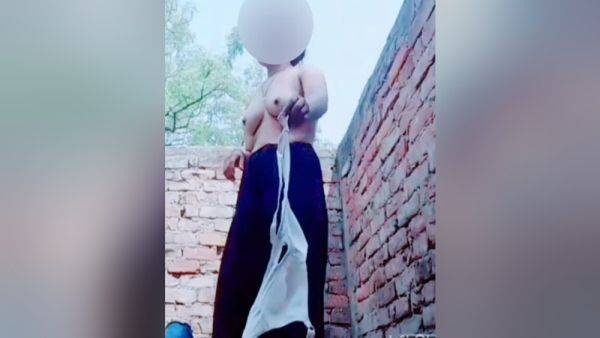 A Girl Was Taking Bath In Her Courtyard - Very Beautiful - desi-porntube.com on pornogates.com